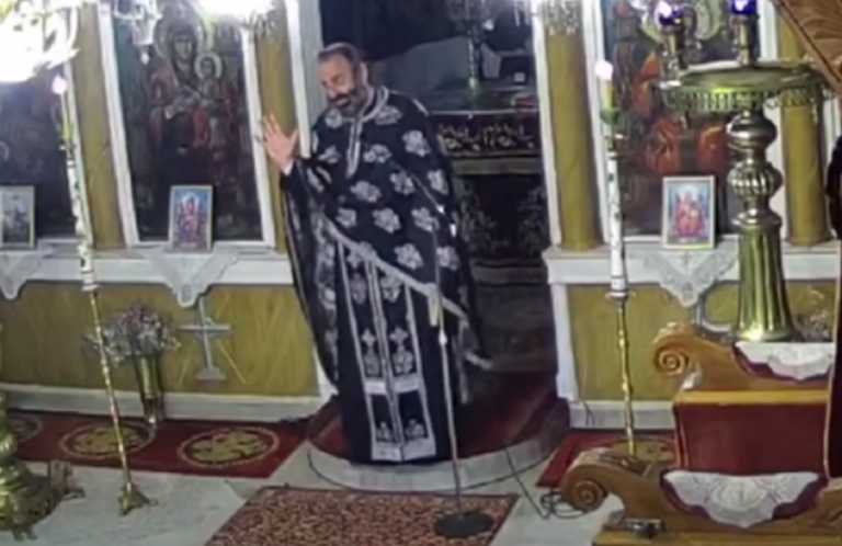 Χαλκιδική: Σάλος με αρνητή ιερέα που έκανε Ανάσταση τα μεσάνυχτα – «Του διαβόλου τα εμβόλια» (video)