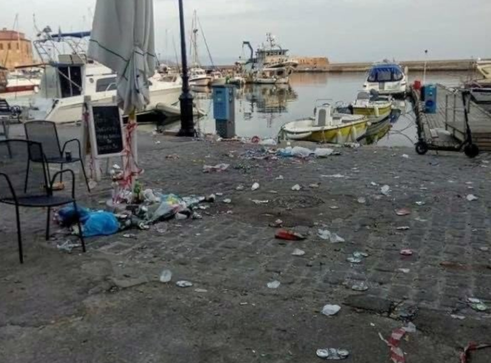 Χανιά: Ξέφρενο κορονοπάρτι στο Ενετικό Λιμάνι – Εικόνες σκουπιδότοπου το πρωί