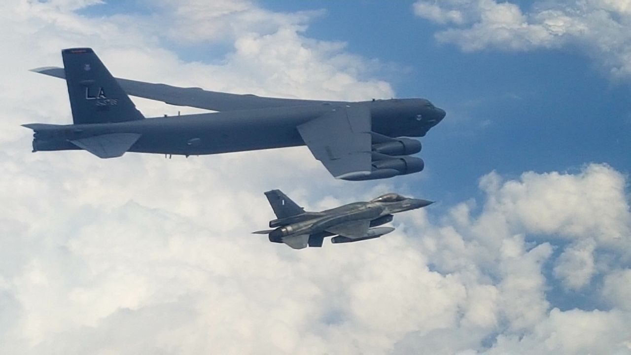 «Σκιά» του θηριώδους βομβαρδιστικού B-52 τα ελληνικά F-16