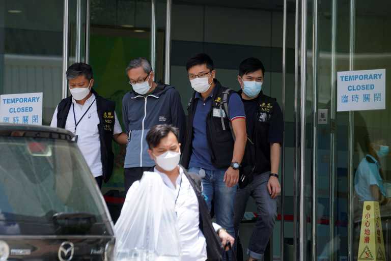 Χονγκ Κονγκ: Έφοδος εκατοντάδων αστυνομικών στην Apple Daily – Συλλήψεις για λόγους «εθνικής ασφάλειας» (pics, vids)