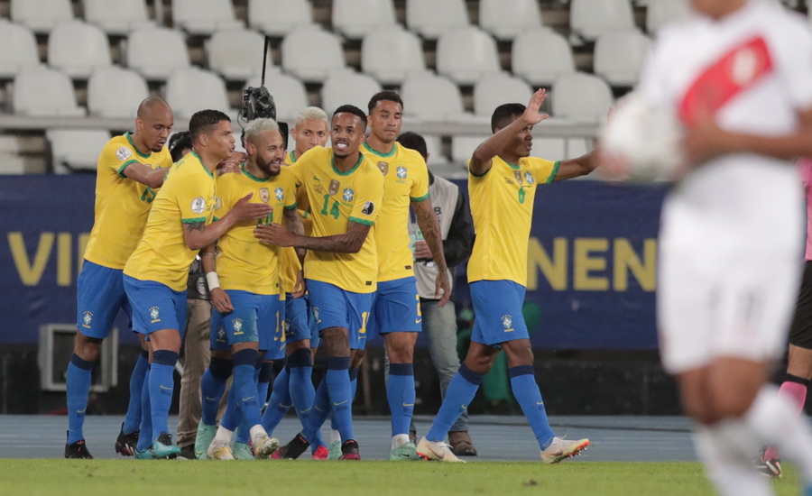 epa09281719 Brazil's Neymar Jr. (C) celebrates after scoring against Peru during the Copa America group A soccer match between Brazil and Peru at the Nilton Santos Olympic Stadium in Rio de Janeiro, Brazil, 17 June 2021.  EPA