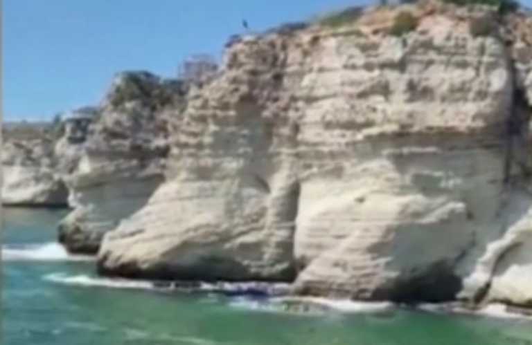 Βηρυτός: Σάλτο μορτάλε - Βούτηξε από γκρεμό πάνω σε τουριστικό σκάφος και σκοτώθηκε (video)