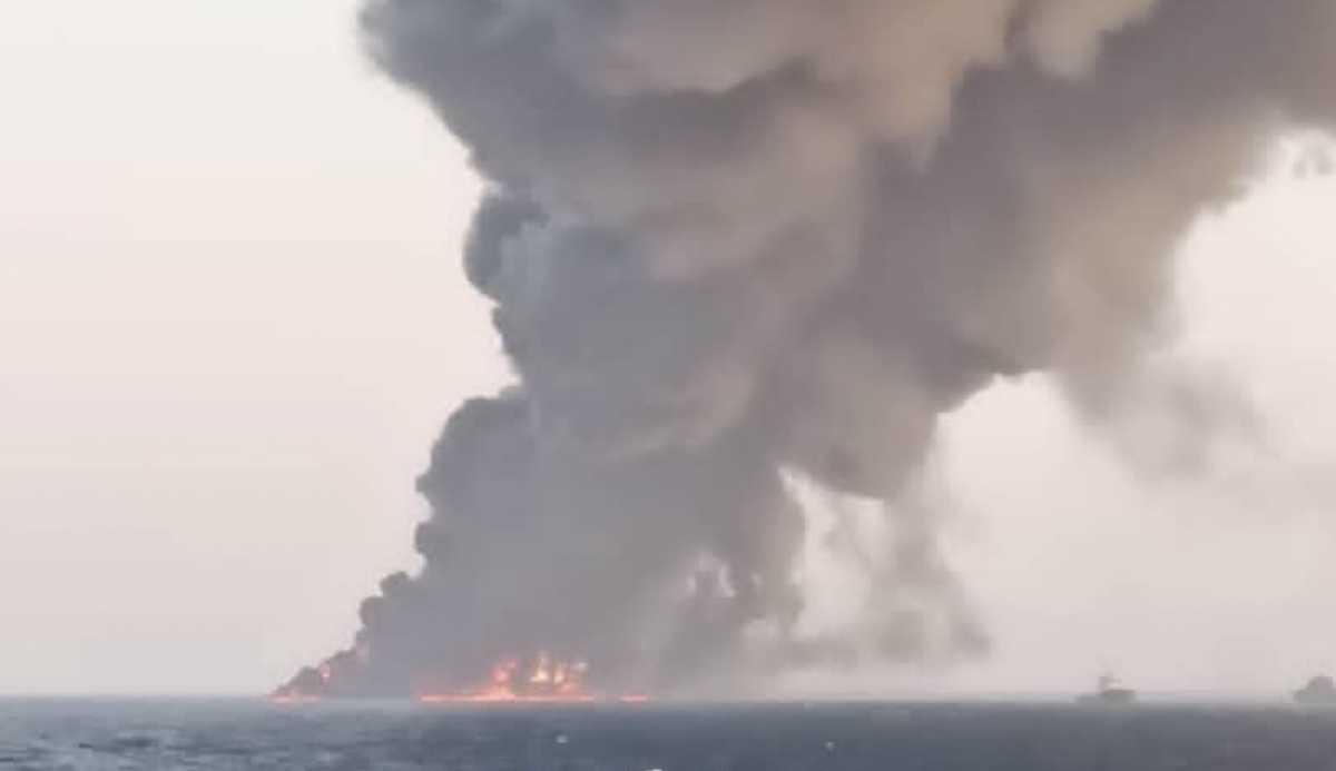 Kharg: Τυλίχθηκε στις φλόγες και βυθίστηκε το μεγαλύτερο Ιρανικό πλοίο [pics, vid]