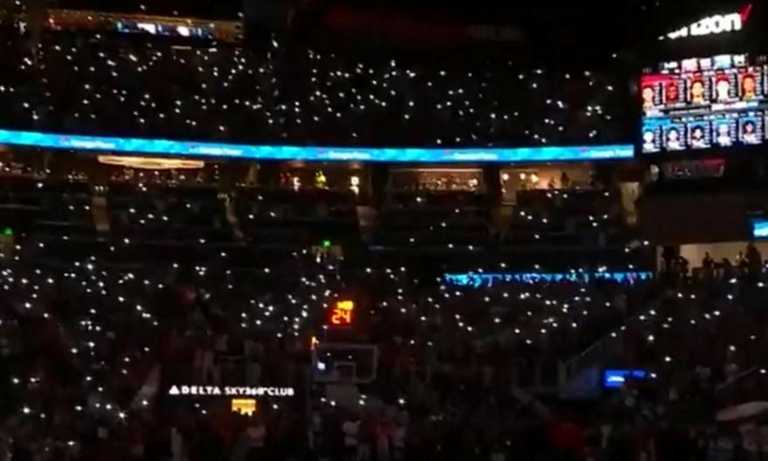 Έσβησαν τα φώτα στο Χοκς - 76ers! «Μαγική» ατμόσφαιρα» από τα φλας των κινητών