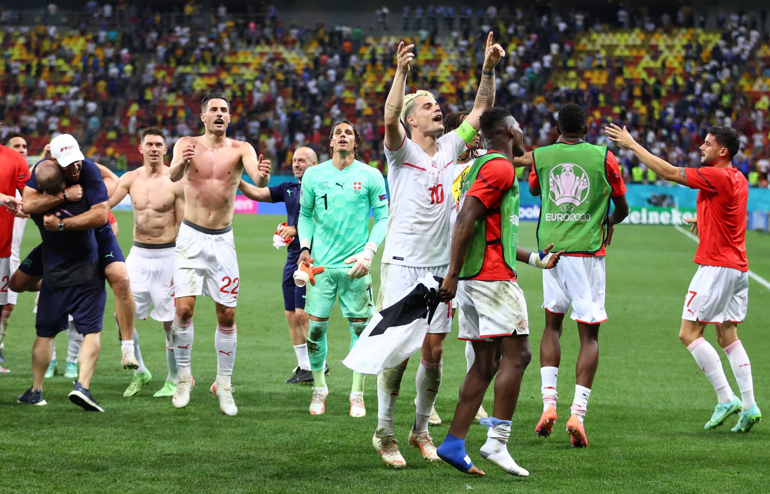 Soccer Football - Euro 2020 - Round of 16 - France v Switzerland - National Arena Bucharest, Bucharest, Romania - June 29, 2021   Switzerland's Granit Xhaka and teammates celebrate after the match Pool via REUTERS