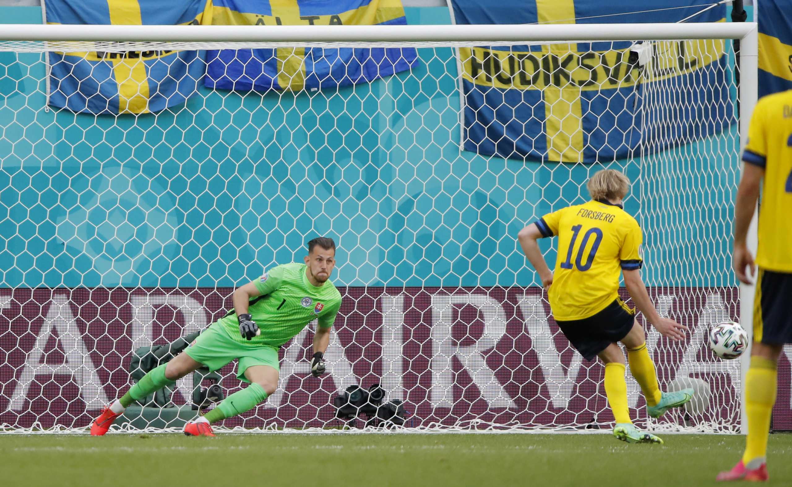 Soccer Football - Euro 2020 - Group E - Sweden v Slovakia - Saint Petersburg Stadium, Saint Petersburg, Russia - June 18, 2021 Sweden's Emil Forsberg scores their first goal from the penalty spot Pool via REUTERS
