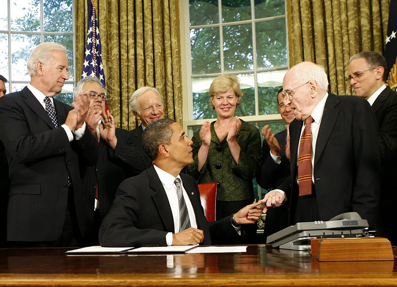 epa01764465 US President Barack Obama (C) hands to gay rights activist Frank Kameny (R) the pen he just used to sign a Presidential Memorandum regarding federal benefits and non-discrimination in the Oval Office of the White House, Washington DC 17 June 2009. Behind him are Vice President Joe Biden (L), representative Barney Frank (2ndL) and Senator Joe Lieberman (3rdL).  EPA