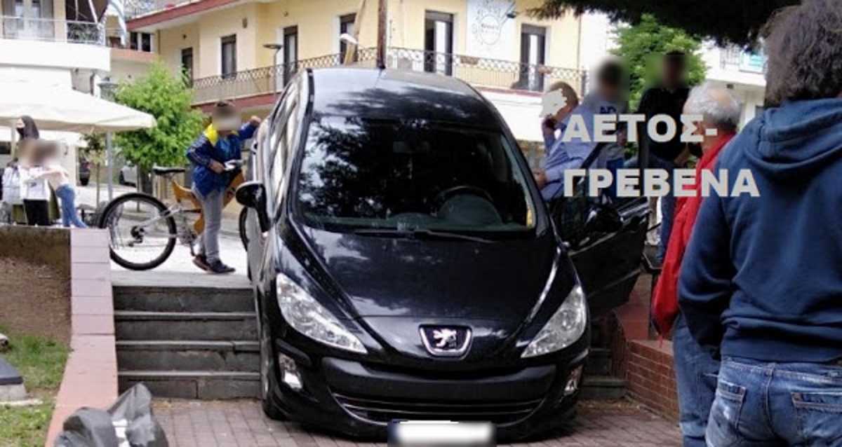 Γρεβενά: Αυτοκίνητο κατέβηκε τα σκαλιά στην κεντρική πλατεία – Εικόνες που σοκάρουν