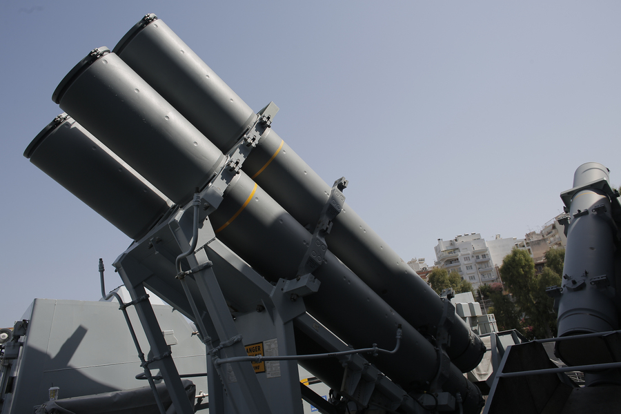 Άποψη των εκτοξευτήρων της φρεγάτας Kent, του Βρετανικού Βασιλικού Ναυτικού, που βρίσκεται αγκυροβολημένη στο λιμάνι του Πειραιά, Τετάρτη 23 Ιουνίου 2021. ΑΠΕ-ΜΠΕ