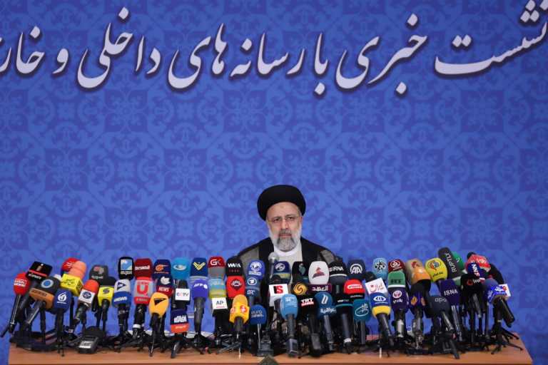 Ιράν: «Επίθεση» με το καλημέρα από τον νέο πρόεδρο – «Αποκηρύσσει» το ενδεχόμενο συνάντησης με Μπάιντεν