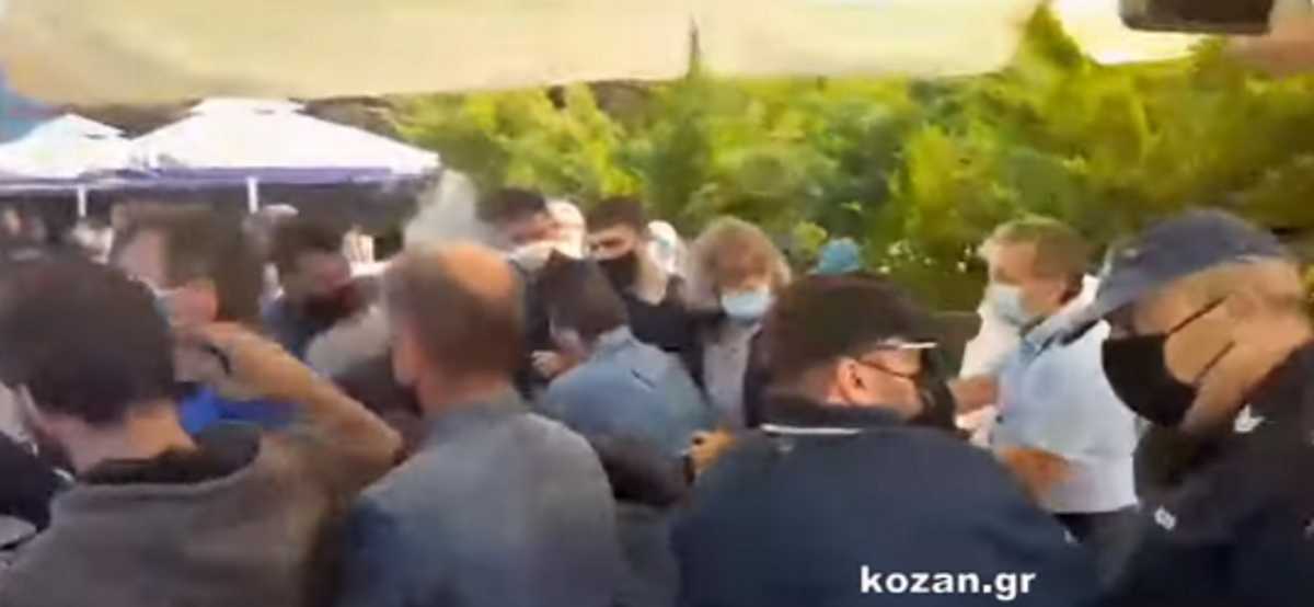 Κοζάνη: Σκηνές απείρου κάλλους στο Εργατικό Κέντρο – Πιάστηκαν στα χέρια (video)
