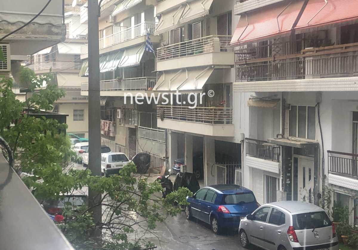 Καιρός – Θεσσαλονίκη: Καλοκαιρινή μπόρα – Άνοιξαν ομπρέλες, παρέλυσαν δρόμοι (pics)