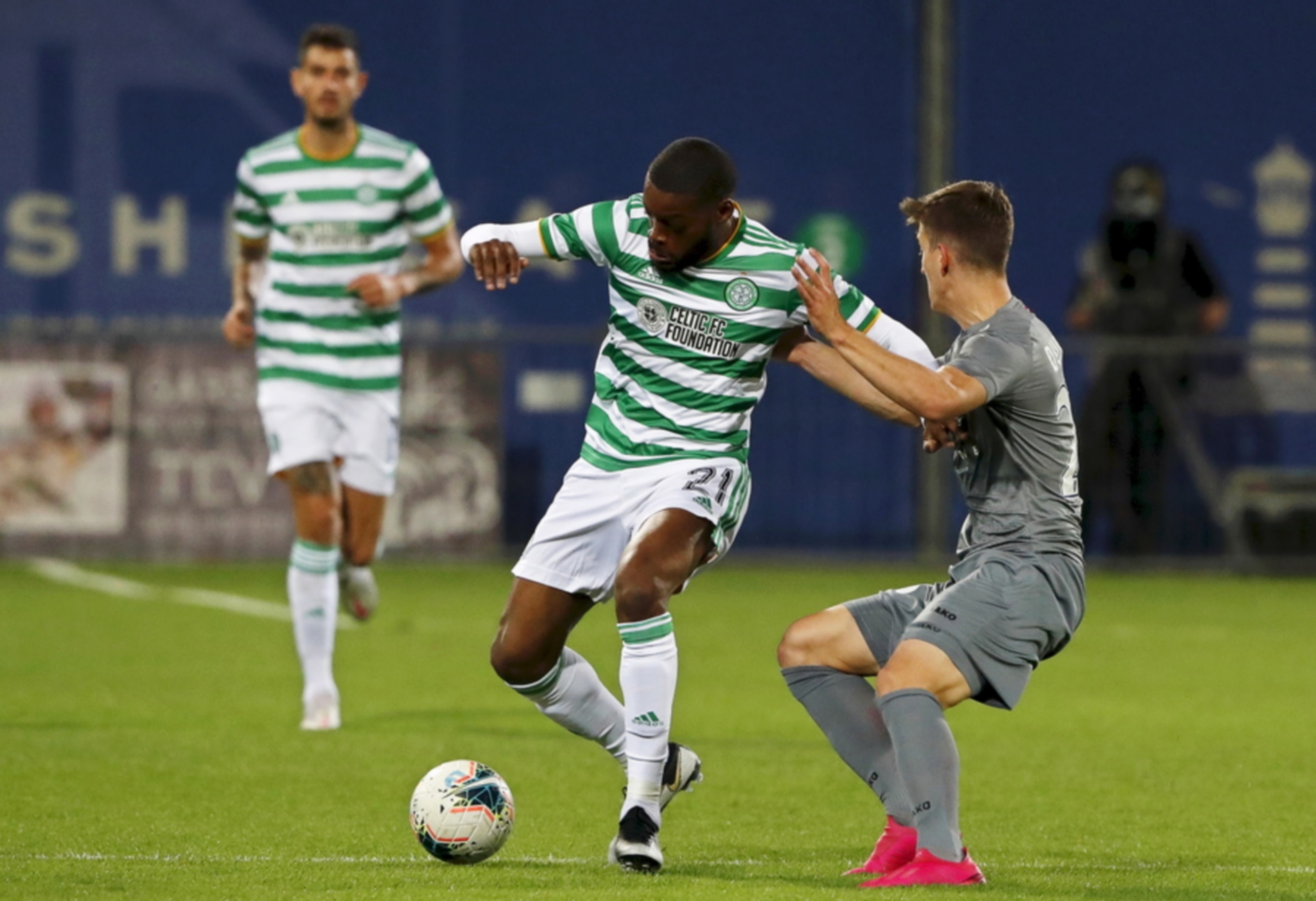 epa08694178 Olivier Ntcham (C) of Celtic in action against Marko Durisic (R) of Riga during the UEFA Europa League third qualifying round soccer match between FK Riga and Celtic Glasgow at the Daugava stadium in Riga, Latvia, 24 September 2020.  EPA