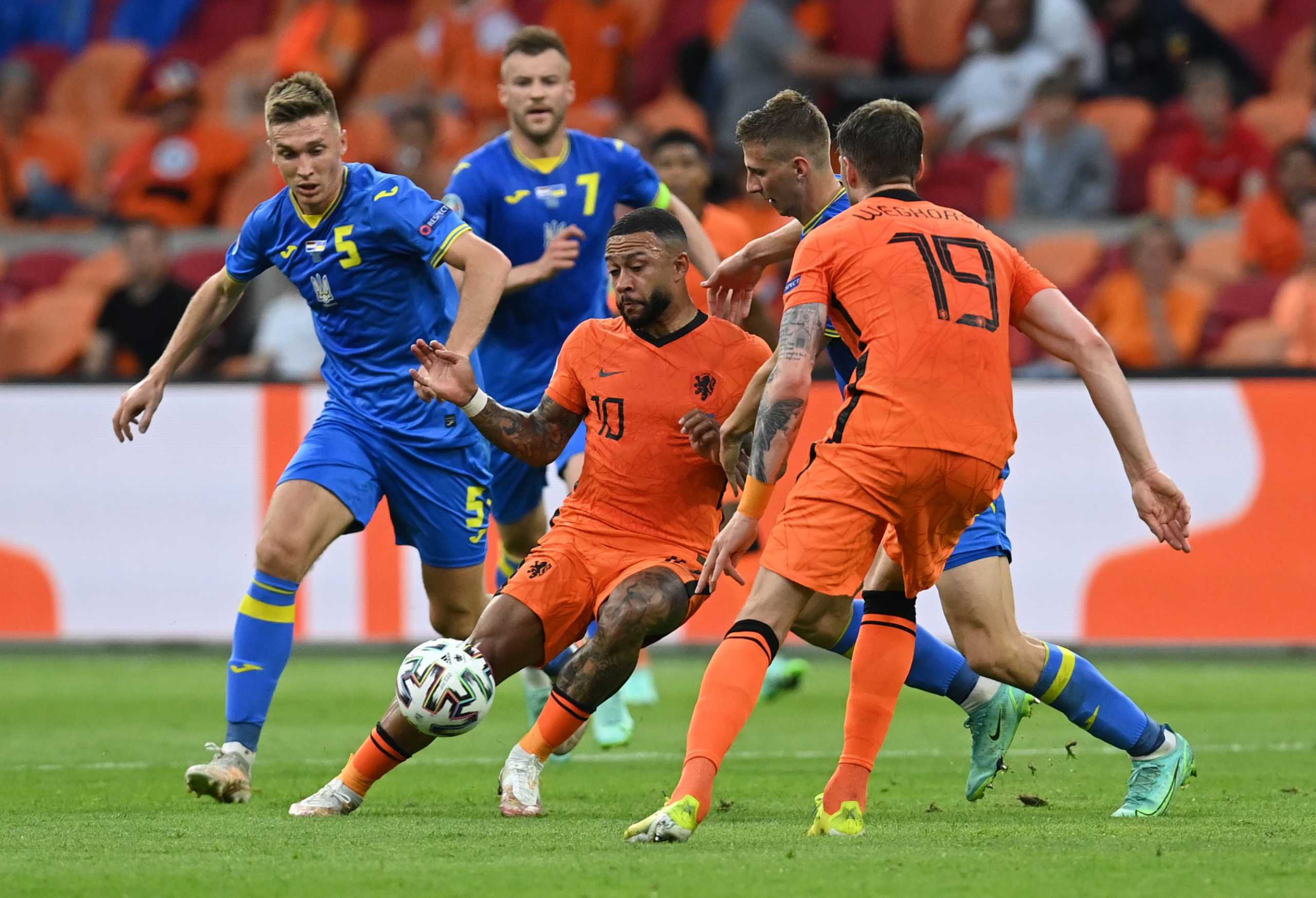 Soccer Football - Euro 2020 - Group C - Netherlands v Ukraine - Johan Cruyff Arena, Amsterdam, Netherlands - June 13, 2021 Netherlands' Memphis Depay in action with Ukraine's Serhiy Sydorchuk and Illya Zabarnyi Pool via REUTERS