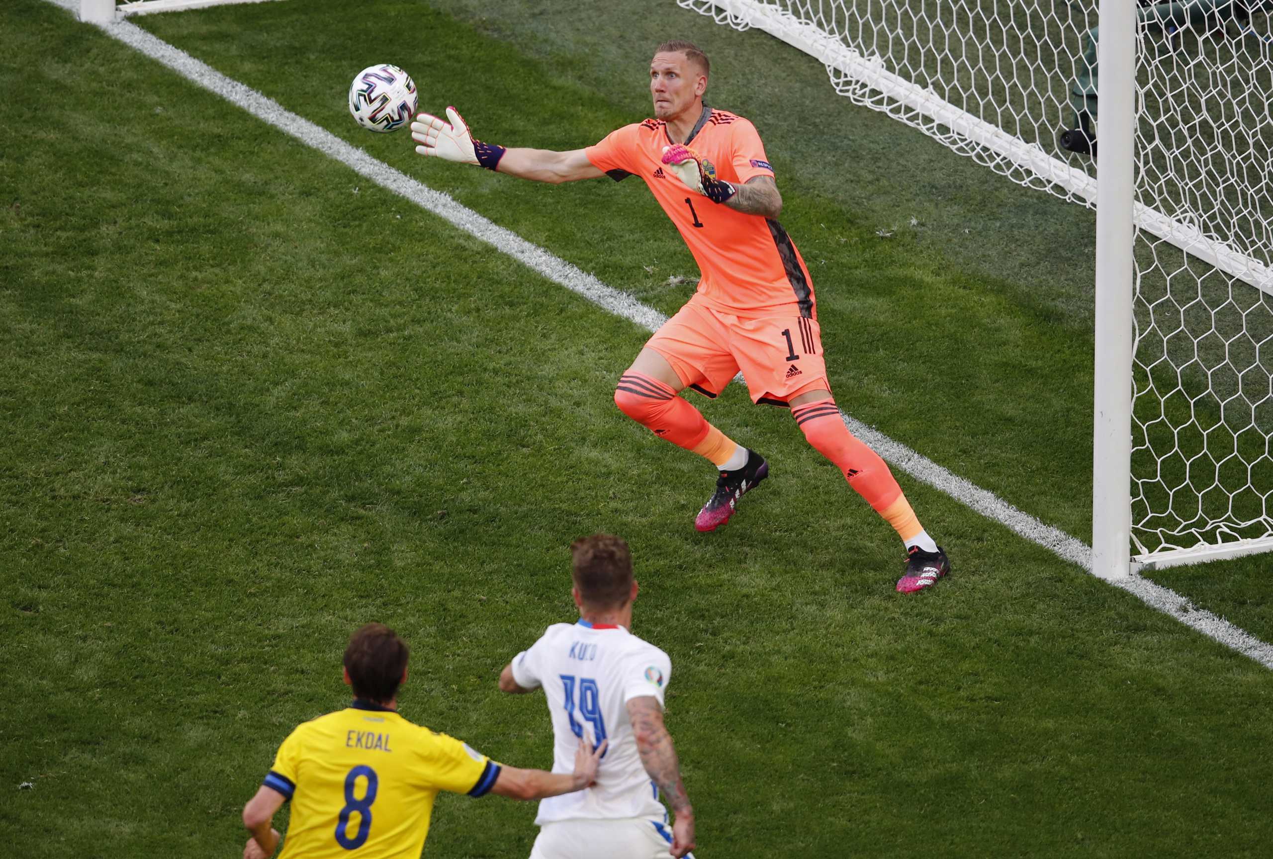 Soccer Football - Euro 2020 - Group E - Sweden v Slovakia - Saint Petersburg Stadium, Saint Petersburg, Russia - June 18, 2021 Sweden's Robin Olsen in action Pool via REUTERS