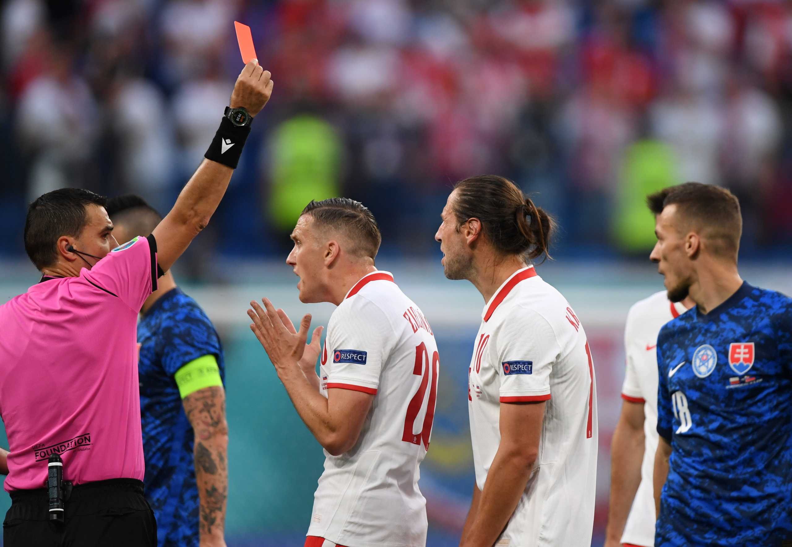 Soccer Football - Euro 2020 - Group E - Poland v Slovakia - Saint Petersburg Stadium, Saint Petersburg, Russia- June 14, 2021 Poland's Grzegorz Krychowiak is shown a red card by referee Ovidiu Hategan Pool via REUTERS