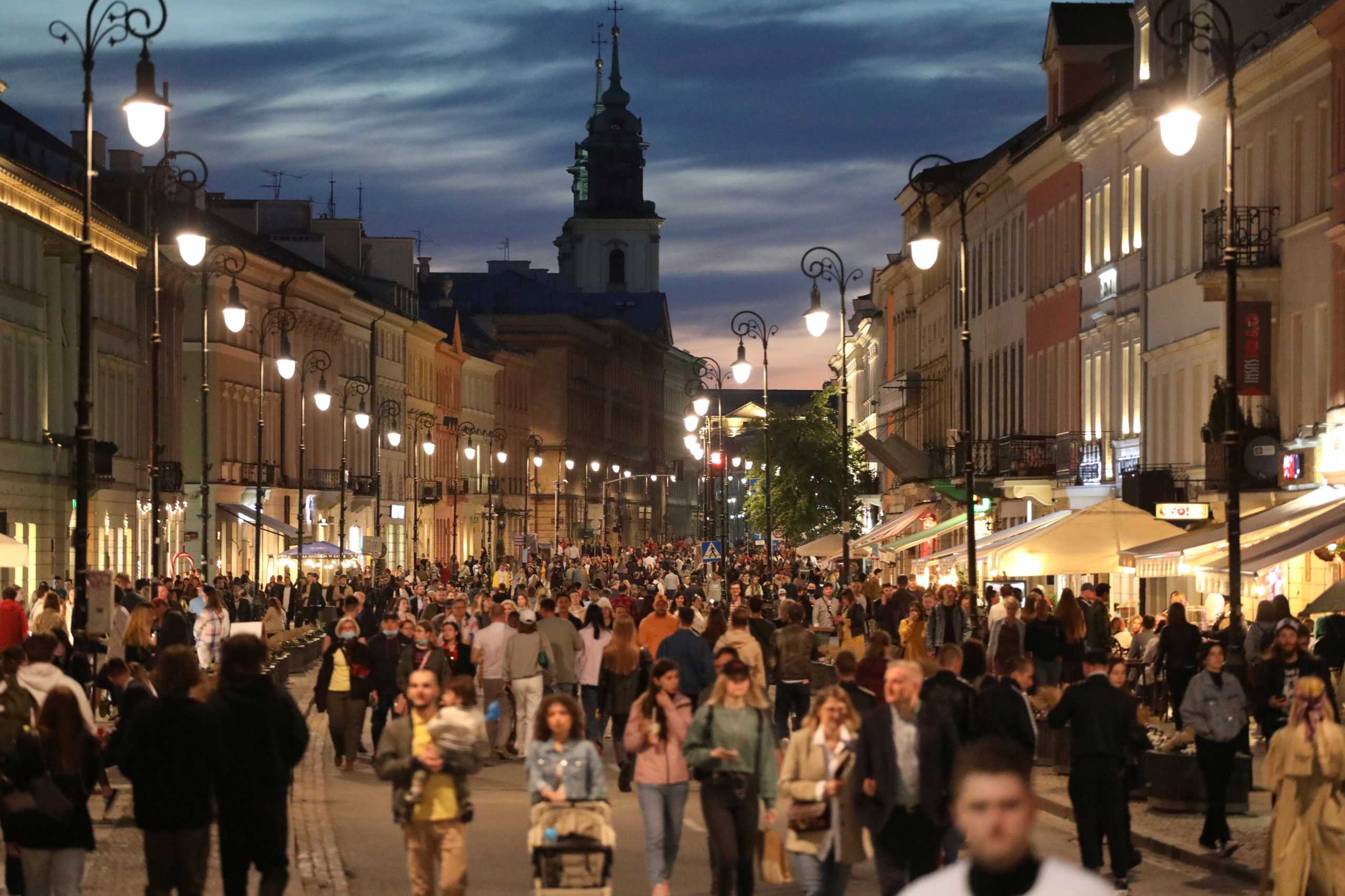 People walk in the city centre as the country's coronavirus disease (COVID-19) restrictions eased, in Warsaw, Poland May 15, 2021. Picture taken May 15, 2021. Slawomir Kaminski