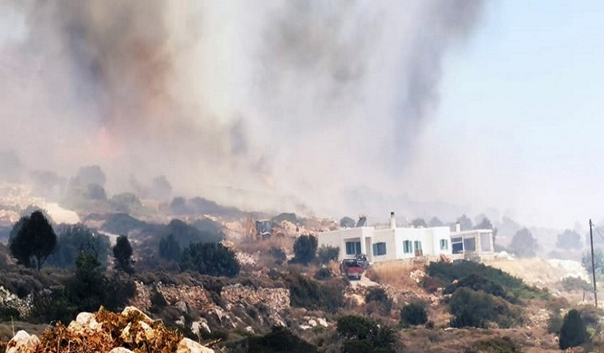 Φωτιά στην Πάρο: Δεν λένε να τιθασευτούν οι φλόγες – Συνεχείς  αναζωπυρώσεις (video)