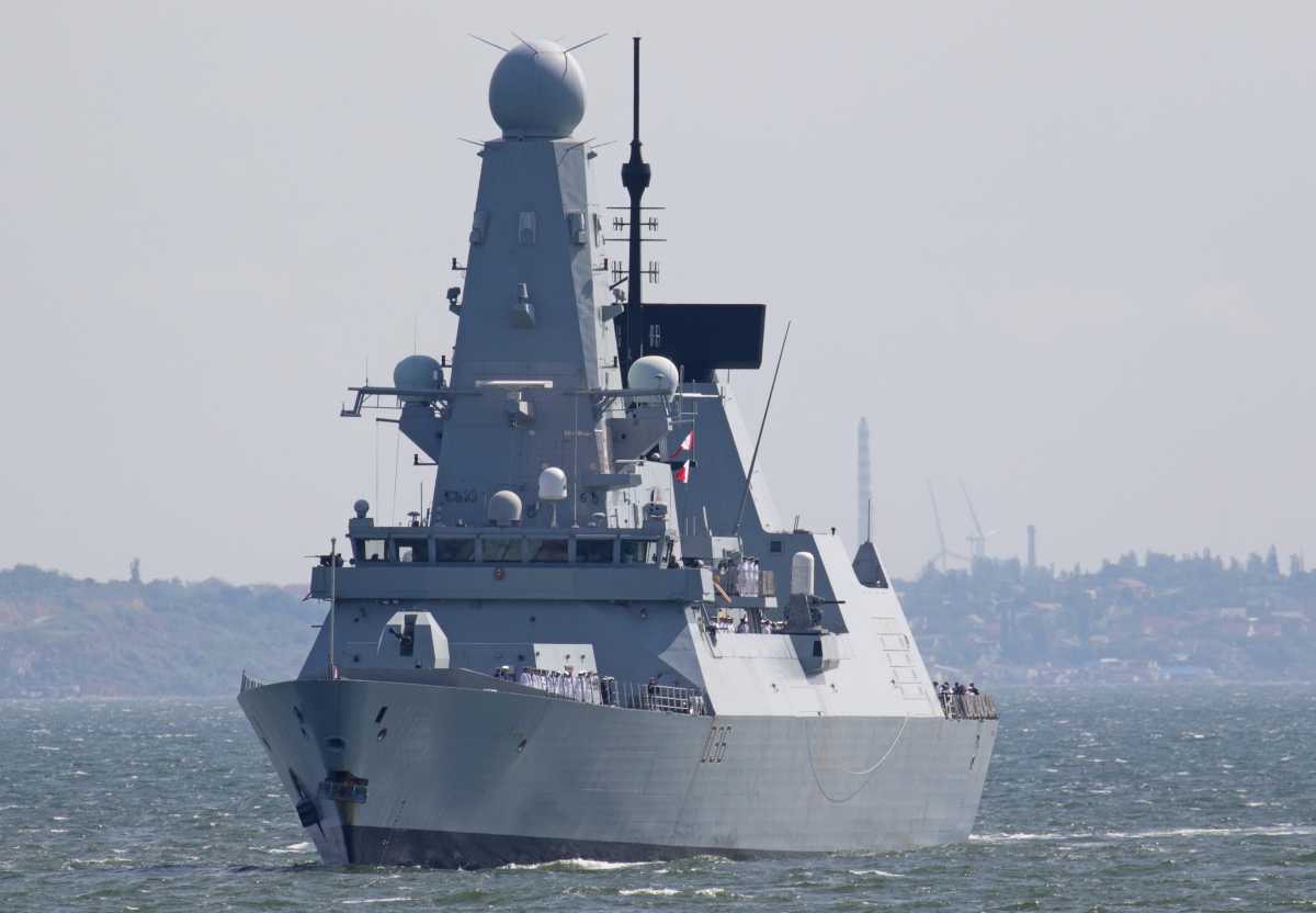 Λονδίνο διαψεύδει Μόσχα: Ούτε πυρά, ούτε βόμβες εναντίον του πλοίου μας στη Βόρεια Θάλασσα