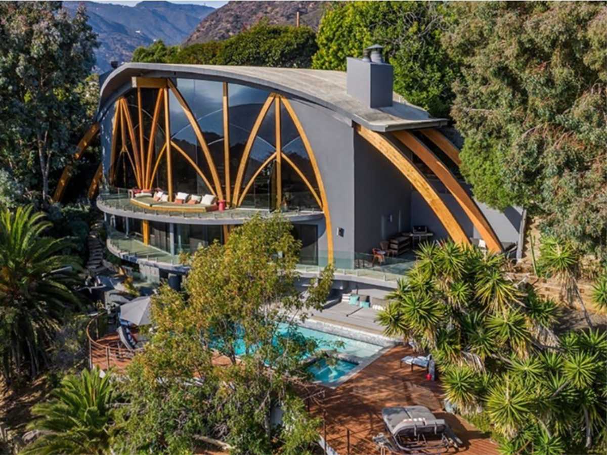 Ένα θρυλικό σπίτι στο Μαλιμπού που είναι εμπνευσμένο από… σανίδα του σερφ