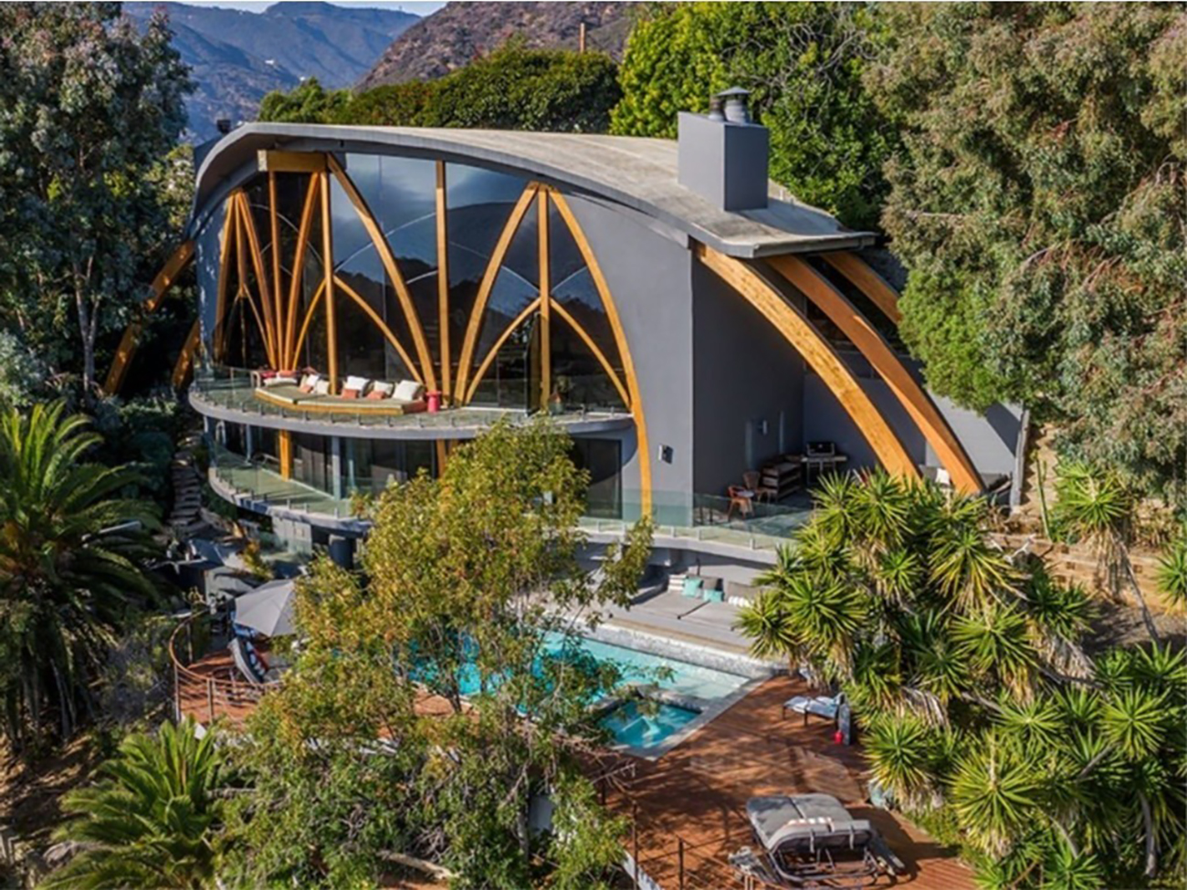 Ένα θρυλικό σπίτι στο Μαλιμπού που είναι εμπνευσμένο από… σανίδα του σερφ