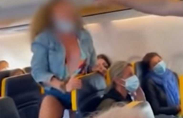 Χαμός σε πτήση της Ryanair - Βίντεο δείχνει Ιταλίδα να φτύνει και να πλακώνεται με όλους επειδή δεν ήθελε να βάλει μάσκα