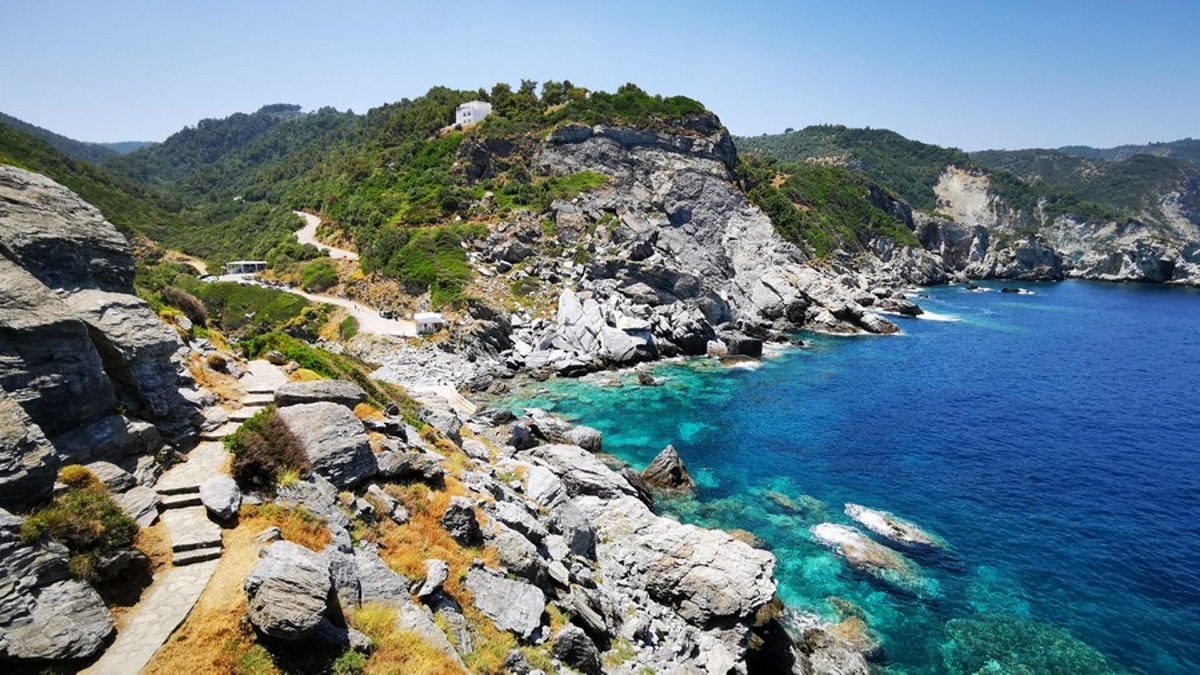 Σκόπελος: «Πρότυπο κατά του υπερτουρισμού το νησί του Mamma Mia», λέει η Le Figaro