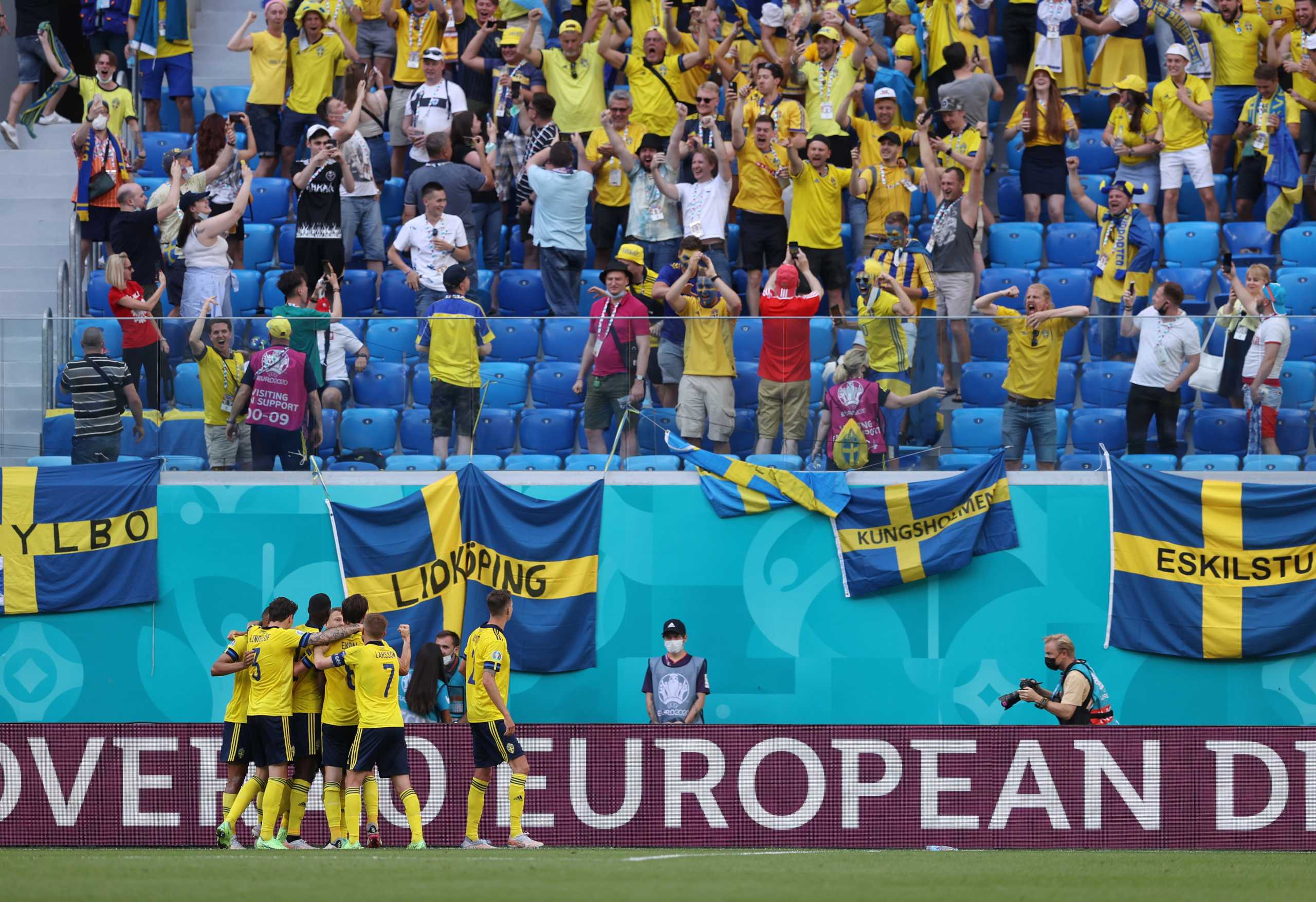 Soccer Football - Euro 2020 - Group E - Sweden v Slovakia - Saint Petersburg Stadium, Saint Petersburg, Russia - June 18, 2021 General view of Sweden players celebrating scoring their first goal Pool via REUTERS