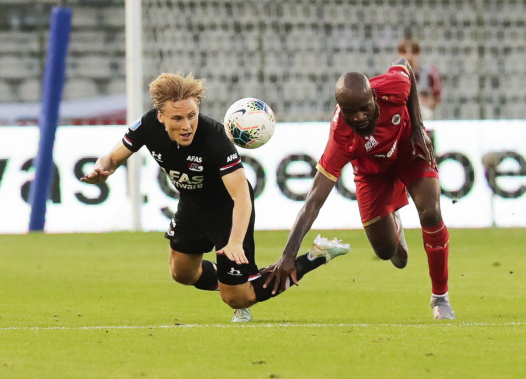 epa07802104 Antwerp's Didier Lamkel Ze (R) in action against Alkmaar's Jonas Svensson (L) during the UEFA Europa League playoff, second leg soccer match between Royal Antwerp FC and AZ Alkmaar at King Baudouin Stadium in Brussels, Belgium, 29 August 2019.  EPA