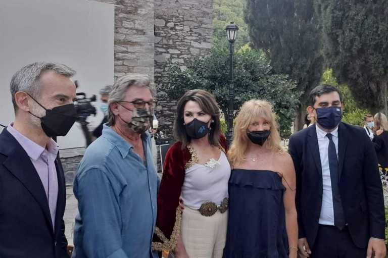 Σκιάθος: Γιάννα Αγγελοπούλου τετ α τετ με Κερτ Ράσελ, Γκόλντι Χόουν - Το βλέμμα και η ιστορική σημαία του 1821