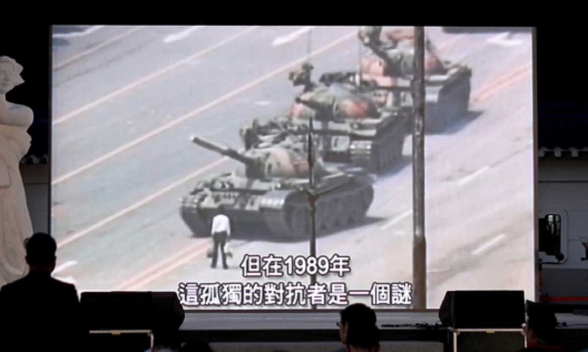Tank Man: Γιατί εξαφανίστηκε η ιστορική φωτογραφία από τη μηχανή αναζήτησης του Bing