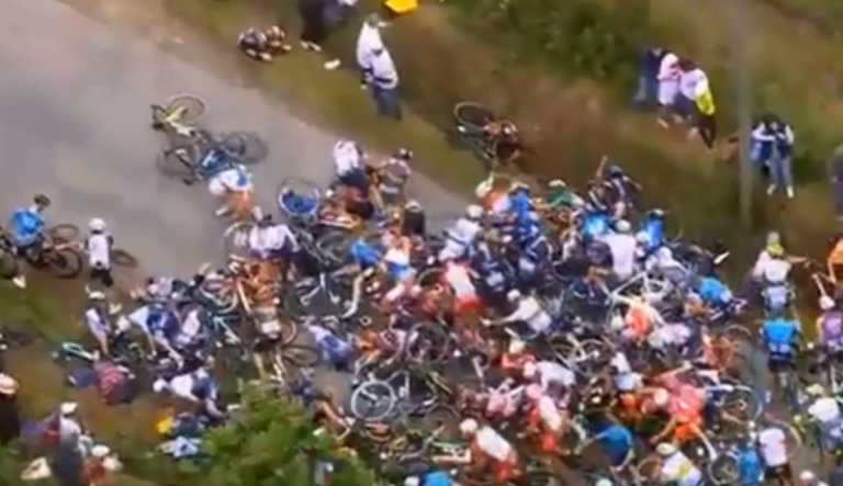 Tour de France: Ψάχνουν τη γυναίκα θεατή με την πινακίδα που προκάλεσε χάος - Πολλοί ποδηλάτες τραυματίες (video)