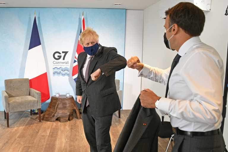 Ο Γάλλος πρόεδρος Μακρόν λογόφερε με τον Βρετανό πρωθυπουργό Τζόνσον στη σύνοδο των G7
