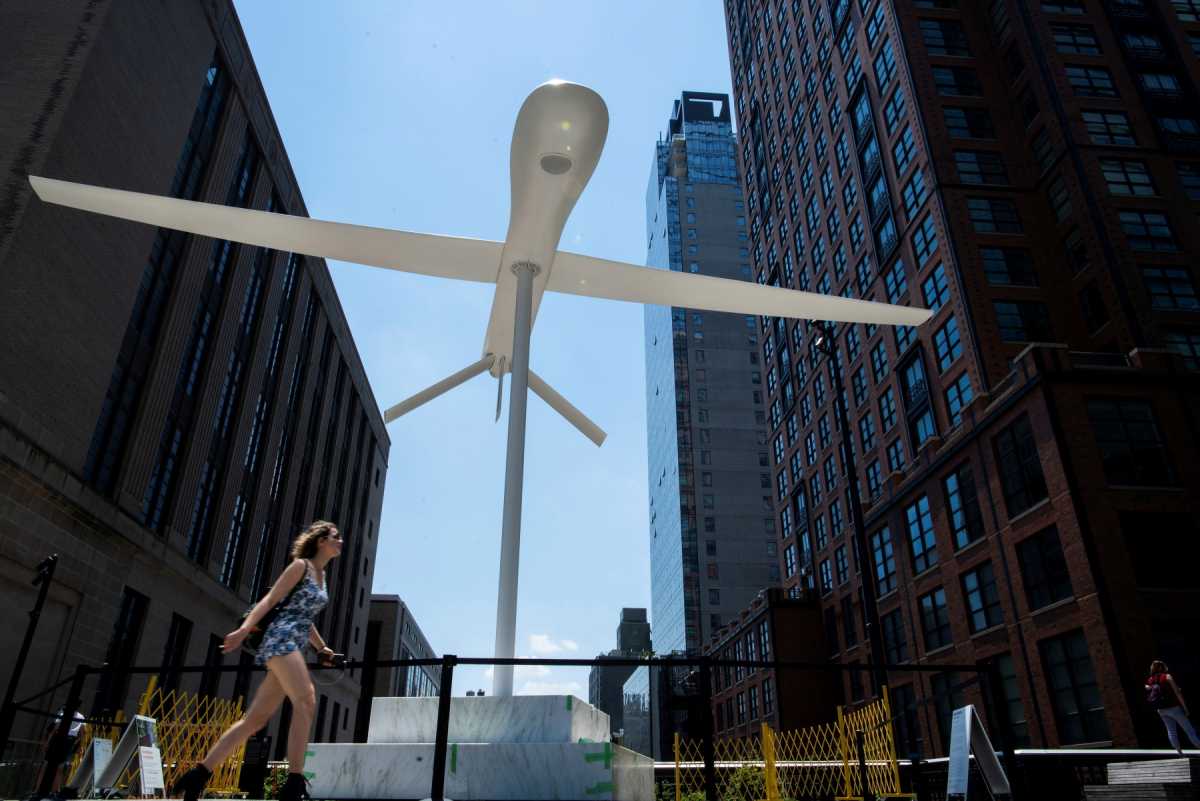 Νέα Υόρκη: Γιγαντιαίο, απειλητικό λευκό γλυπτό  αναπαριστά πολεμικό drone (pic)