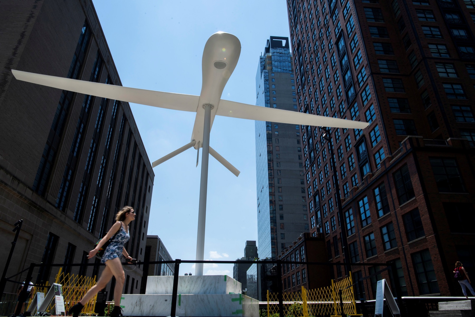 Νέα Υόρκη: Γιγαντιαίο, απειλητικό λευκό γλυπτό  αναπαριστά πολεμικό drone (pic)