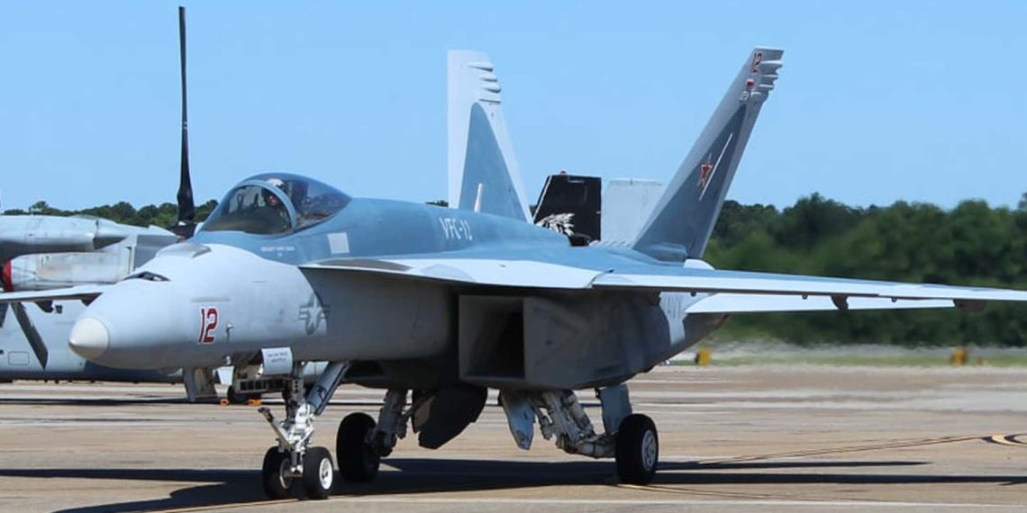 F/A-18: Αμερικανικά μαχητικά «ντύθηκαν» με τα χρώματα των ρωσικών Su-57 [pics]