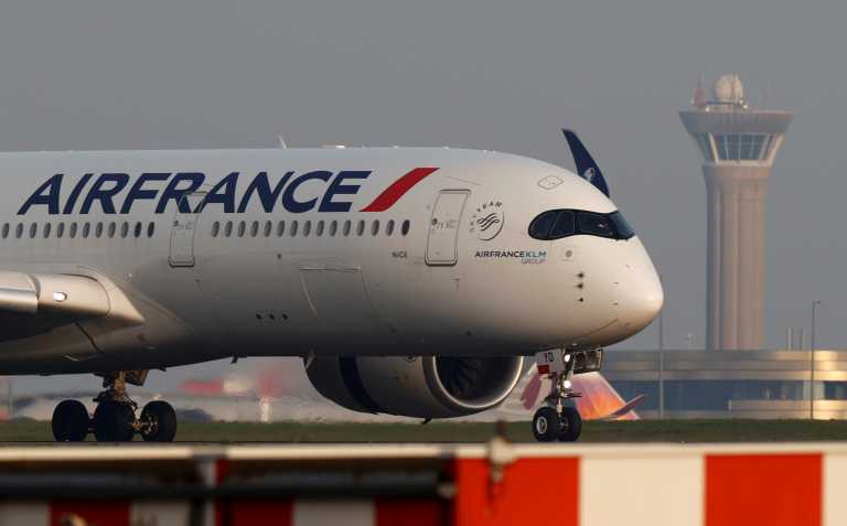 Πιλότοι έπαιξαν ξύλο εν ώρα πτήσης – Μέλος του πληρώματος τους πρόσεχε για να φτάσουν στο Παρίσι