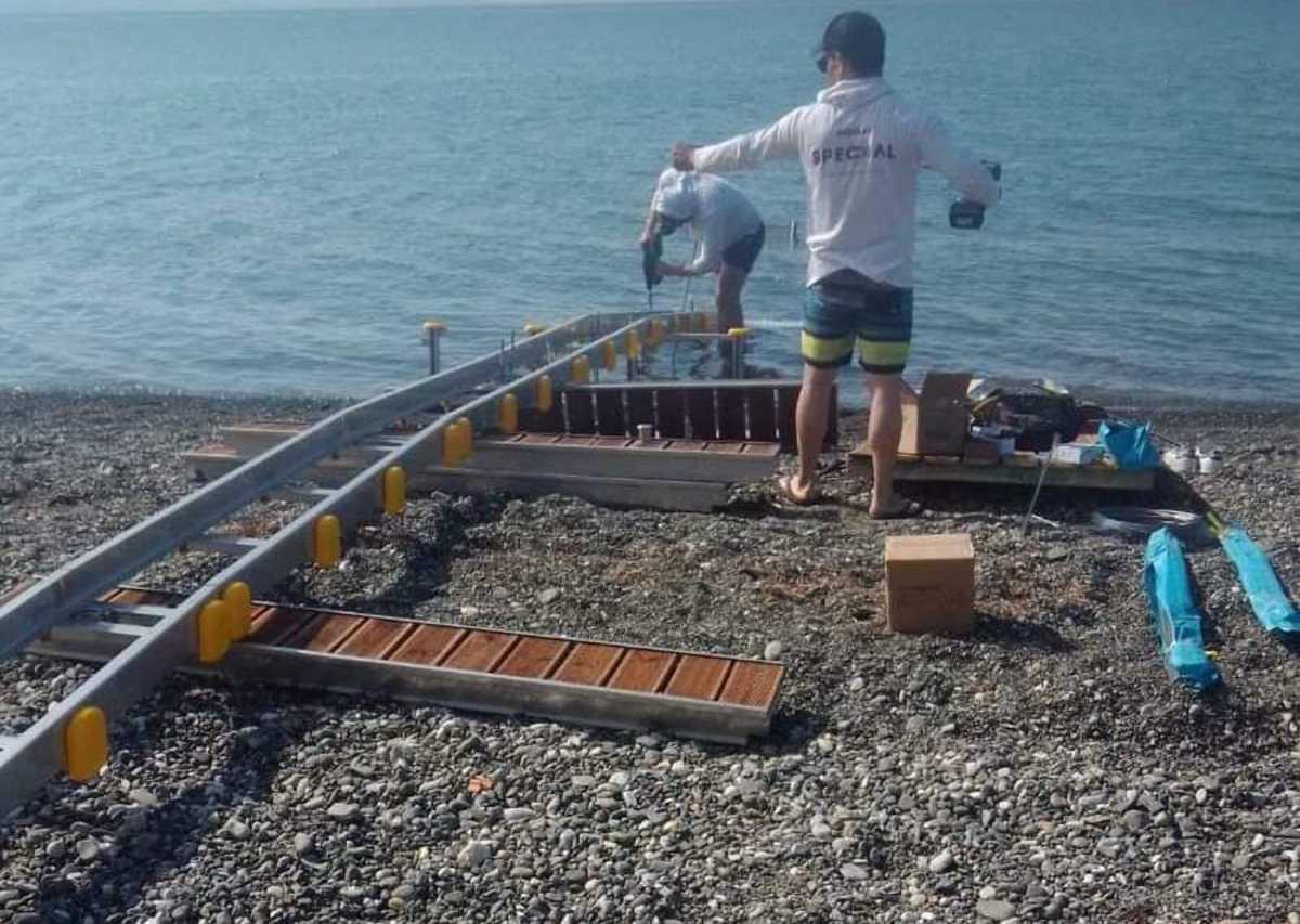 Ψαχνά: Κατήγγειλε την τοποθέτηση ράμπας ΑΜΕΑ στην παραλία για… καταπάτηση αιγιαλού