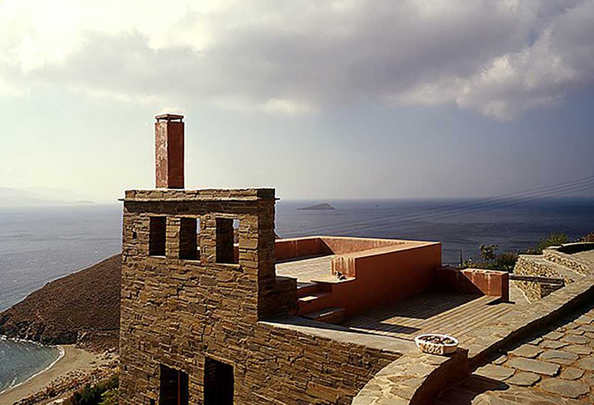 Αυτή η εξοχική κατοικία στην Άνδρο έχει θέα που κόβει την ανάσα