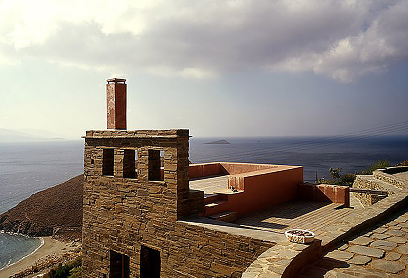 Αυτή η εξοχική κατοικία στην Άνδρο έχει θέα που κόβει την ανάσα