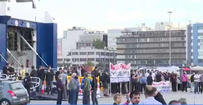 Απεργία ΠΝΟ: Χαμός από κόσμο στο λιμάνι του Πειραιά – Στους καταπέλτες των πλοίων οι ναυτεργάτες (video)