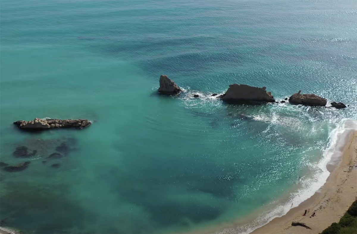 Ελληνικές παραλίες: Η Αρτολίθια με τους φυσικούς κυματοθραύστες