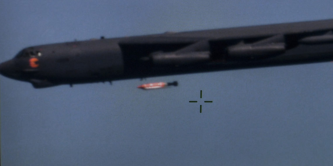 B-52: Το θηριώδες βομβαρδιστικό ρίχνει… νάρκες από τον αέρα – Δείτε απίστευτα πλάνα [vid]