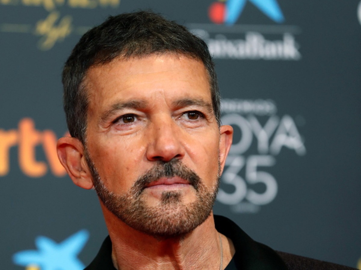 epa09057664 Spanish actor Antonio Banderas, presenter of the gala, poses for the photographers on the red carpet during the 35th Goya Awards Ceremony at Soho CaixaBank Theater in Malaga, Andalusia, Spain, 06 March 2021.  EPA