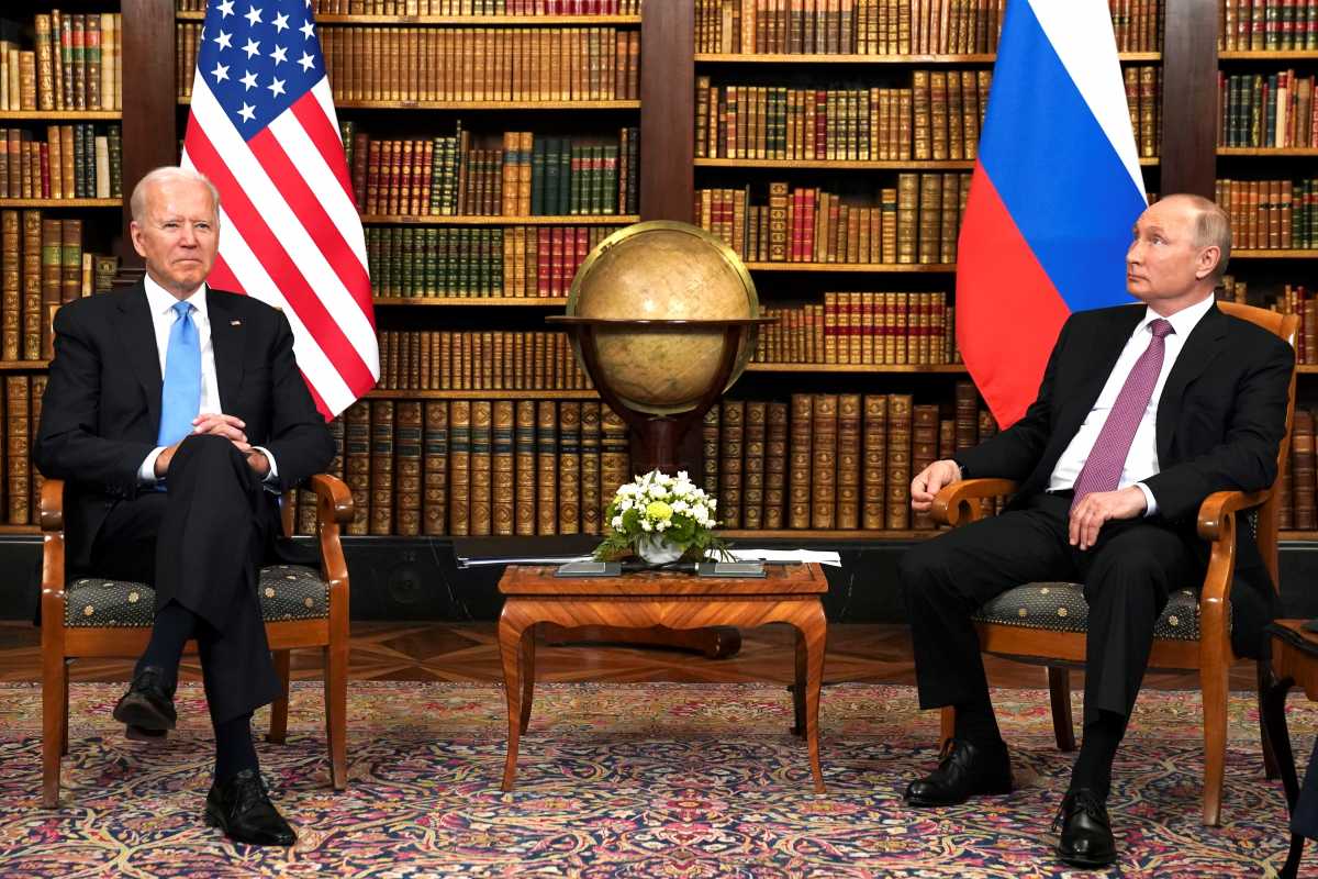 Πρώτη συνάντηση Μπάιντεν – Πούτιν με χαμόγελα και αμηχανία (pics)