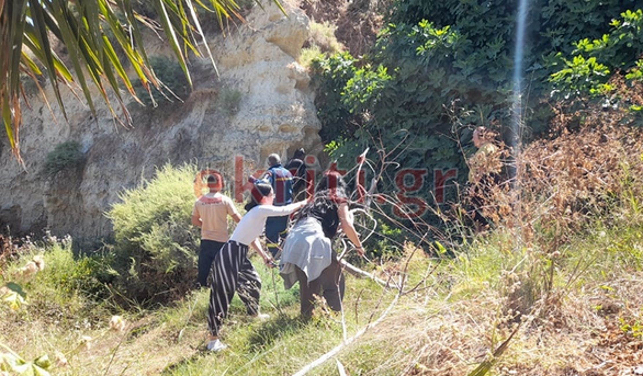 Ηράκλειο: Στην κάμερα η δραματική επιχείρηση διάσωσης άντρα που έπεσε σε γκρεμό