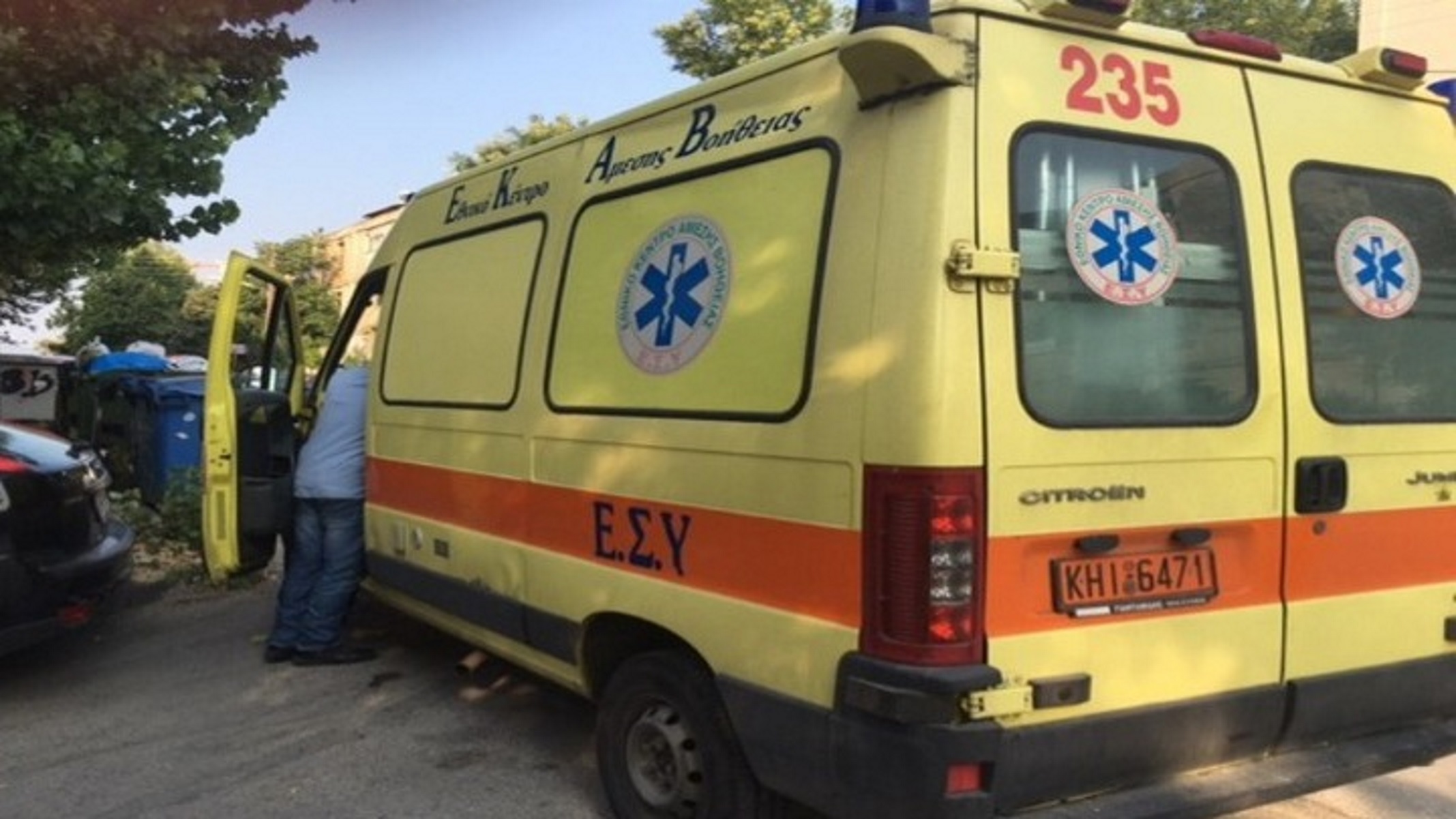 Χαλκιδική: Γιατί άργησε 75 λεπτά το ασθενοφόρο να παραλάβει την τουρίστρια που ξεψύχησε στο πεζοδρόμιο