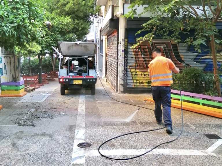 Κυριακάτικη καθαριότητας από τον Δήμο Αθηναίων στα Εξάρχεια (pics)