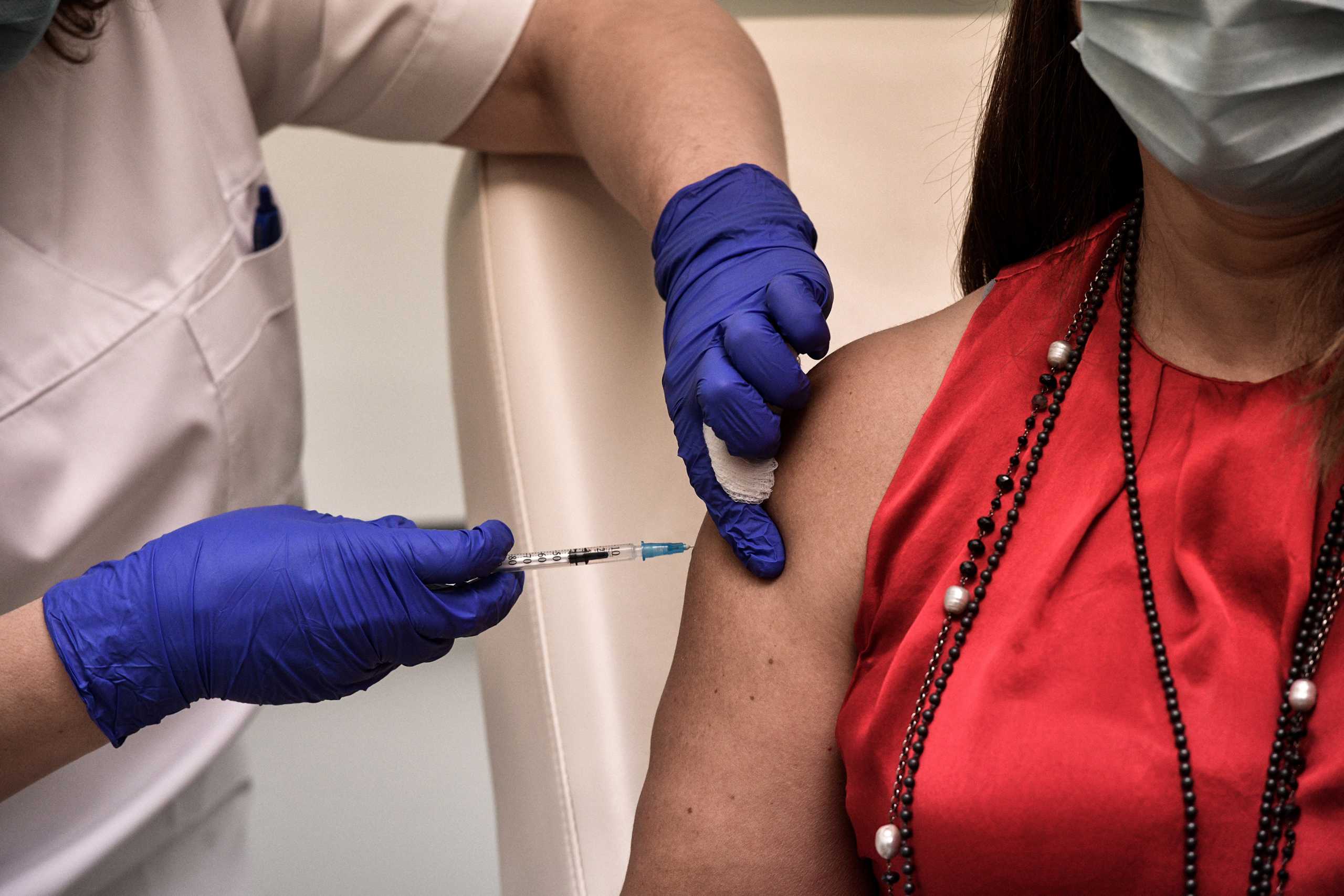 Κορονοϊός: Τρίτη δόση εμβολίου – Εισήγηση για εμβολιασμό όλων άνω των 60 ετών