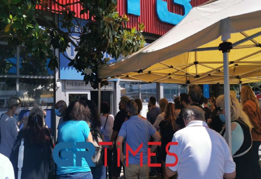 Θεσσαλονίκη: Καθυστερήσεις και ουρές στο εμβολιαστικό κέντρο της ΔΕΘ – Η αιτία της ταλαιπωρίας